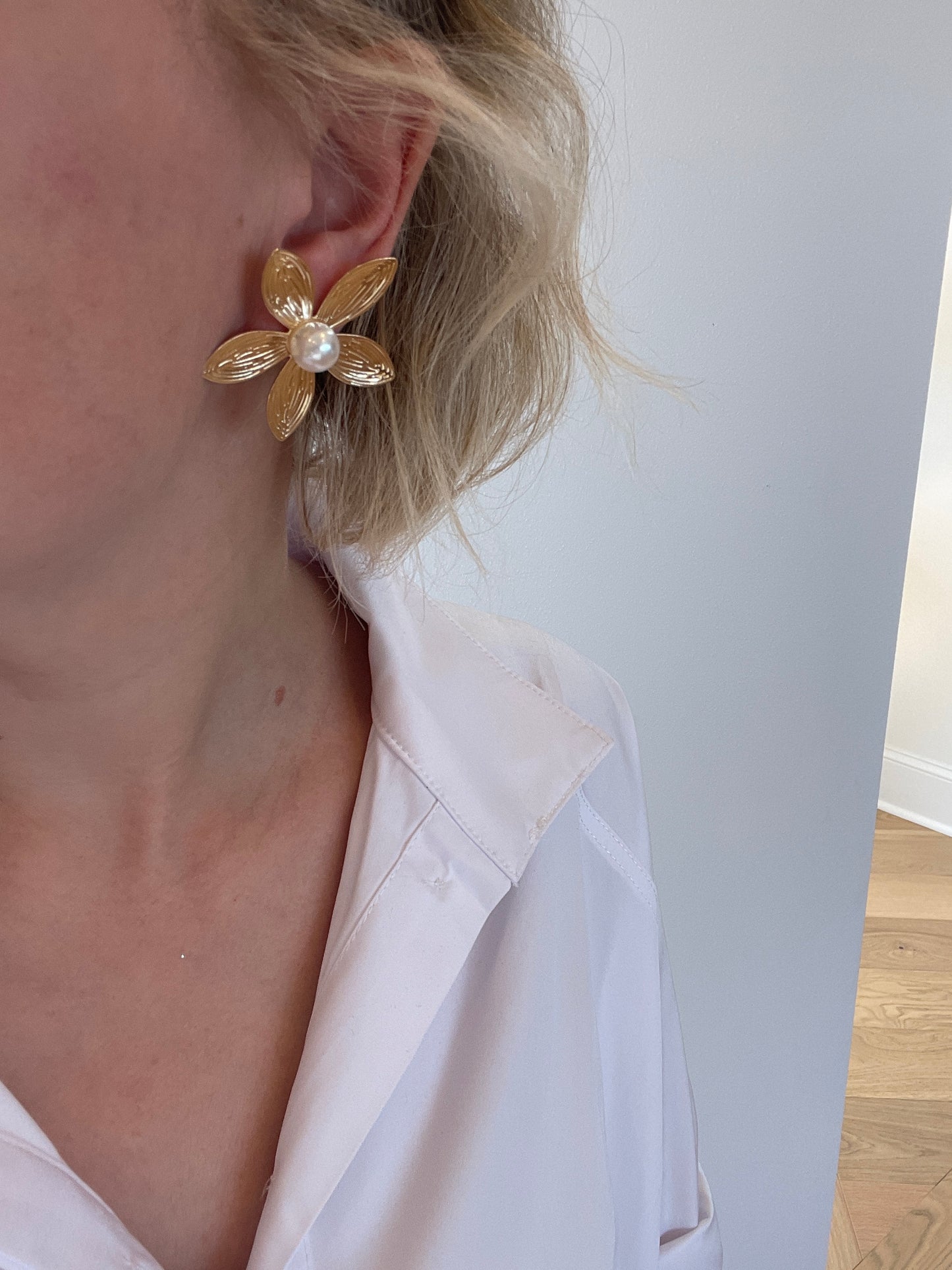Pearl Center Gold Flower Earrings